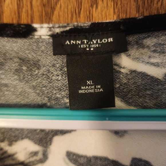 Sleeveless blouse - Picture 3 of 5